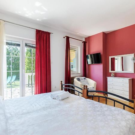 2 Bedroom Beautiful Apartment In Valtura Bagian luar foto