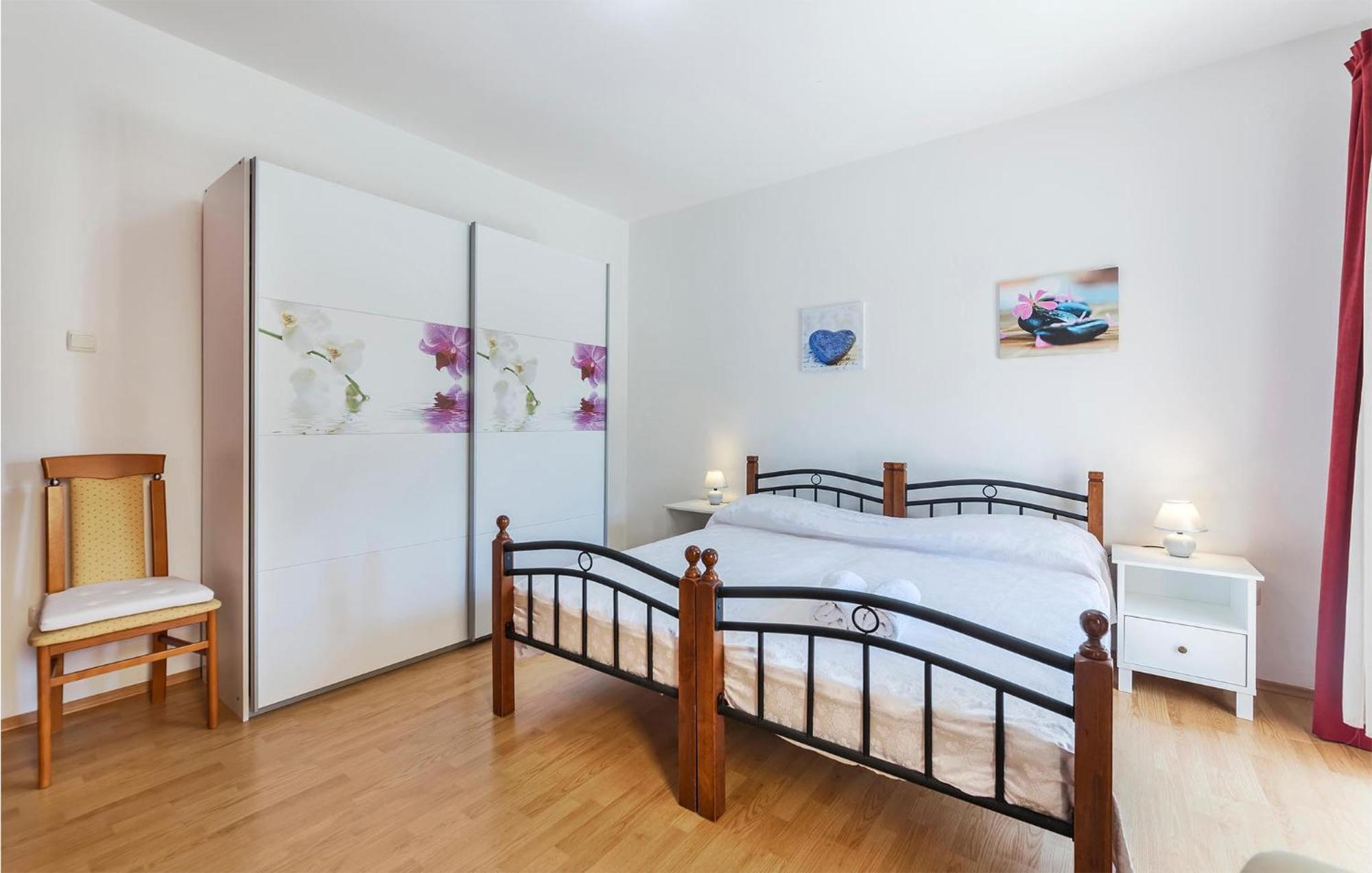 2 Bedroom Beautiful Apartment In Valtura Bagian luar foto