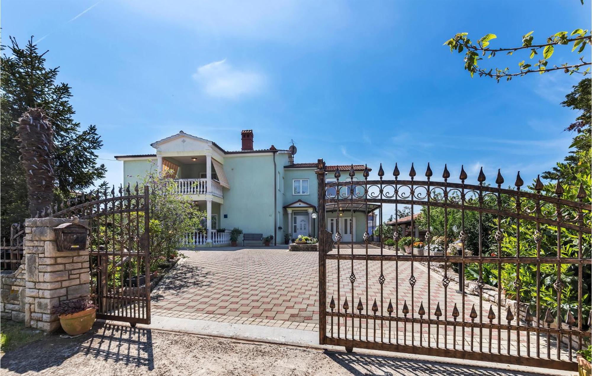 2 Bedroom Beautiful Apartment In Valtura Bagian luar foto