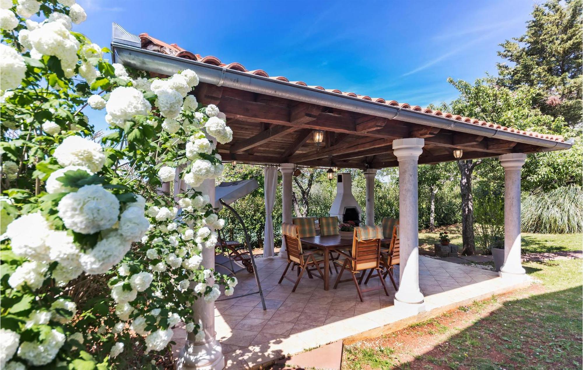 2 Bedroom Beautiful Apartment In Valtura Bagian luar foto