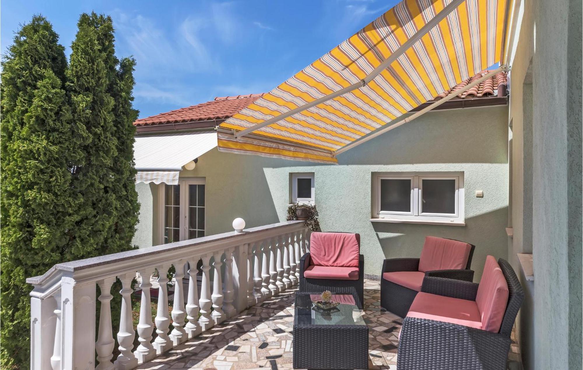 2 Bedroom Beautiful Apartment In Valtura Bagian luar foto